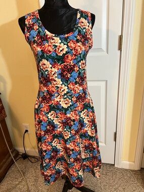 Floral Scoop-Neck Sleeveless Dress in Multicolor